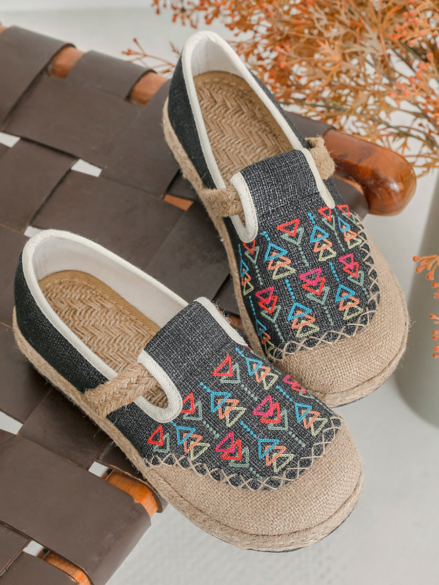 Women Ethnic Triangle Embroidery Canvas Shoes