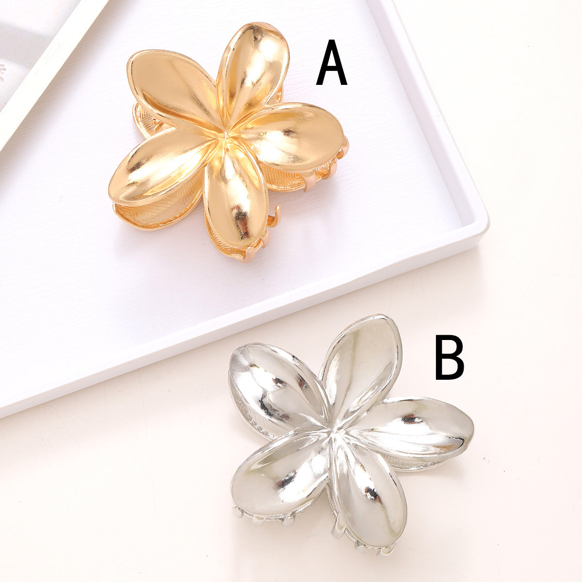 Women's Elegant Sweet Flower Metal Plating Hair Claws