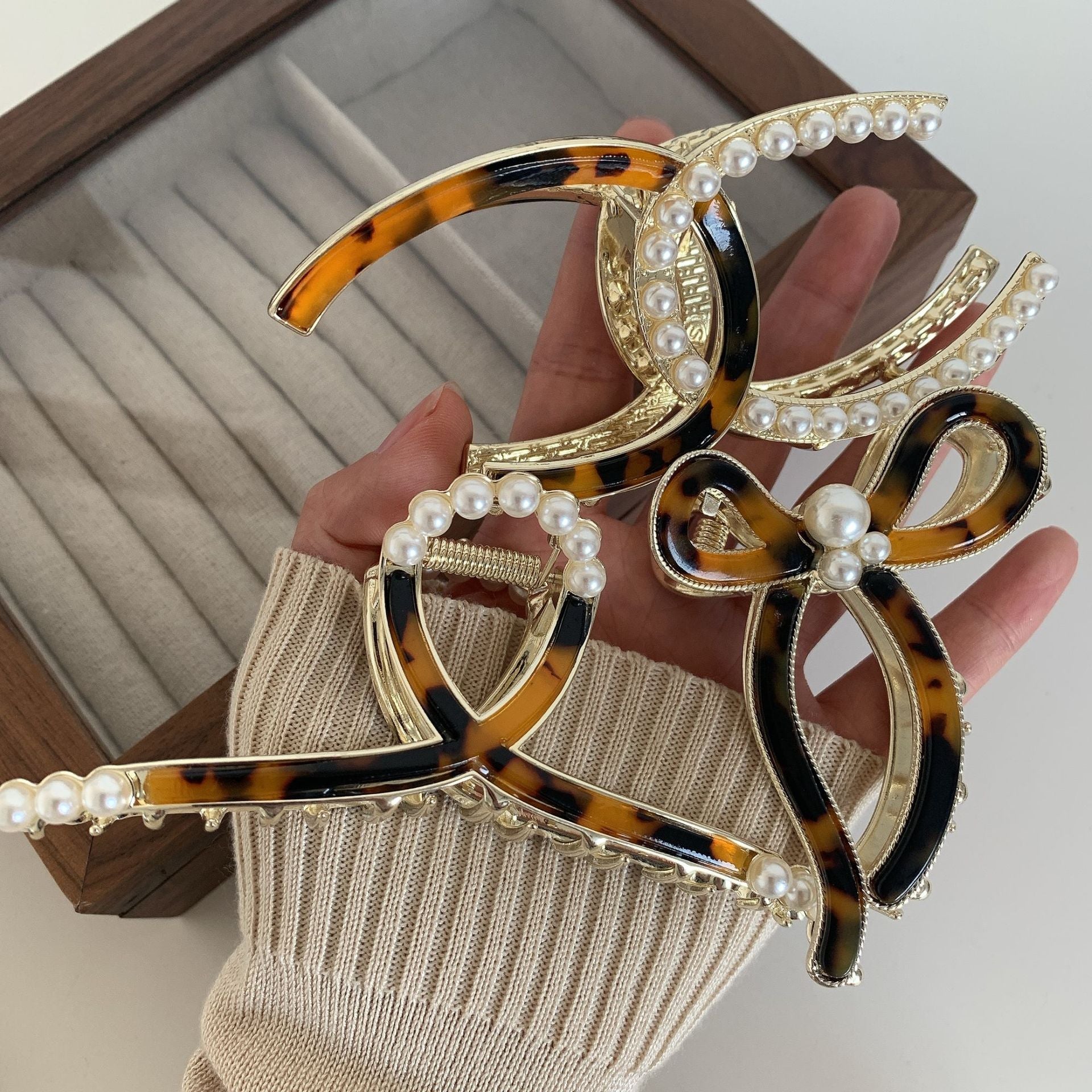 elegant geometric metal inlay artificial pearls hair claws