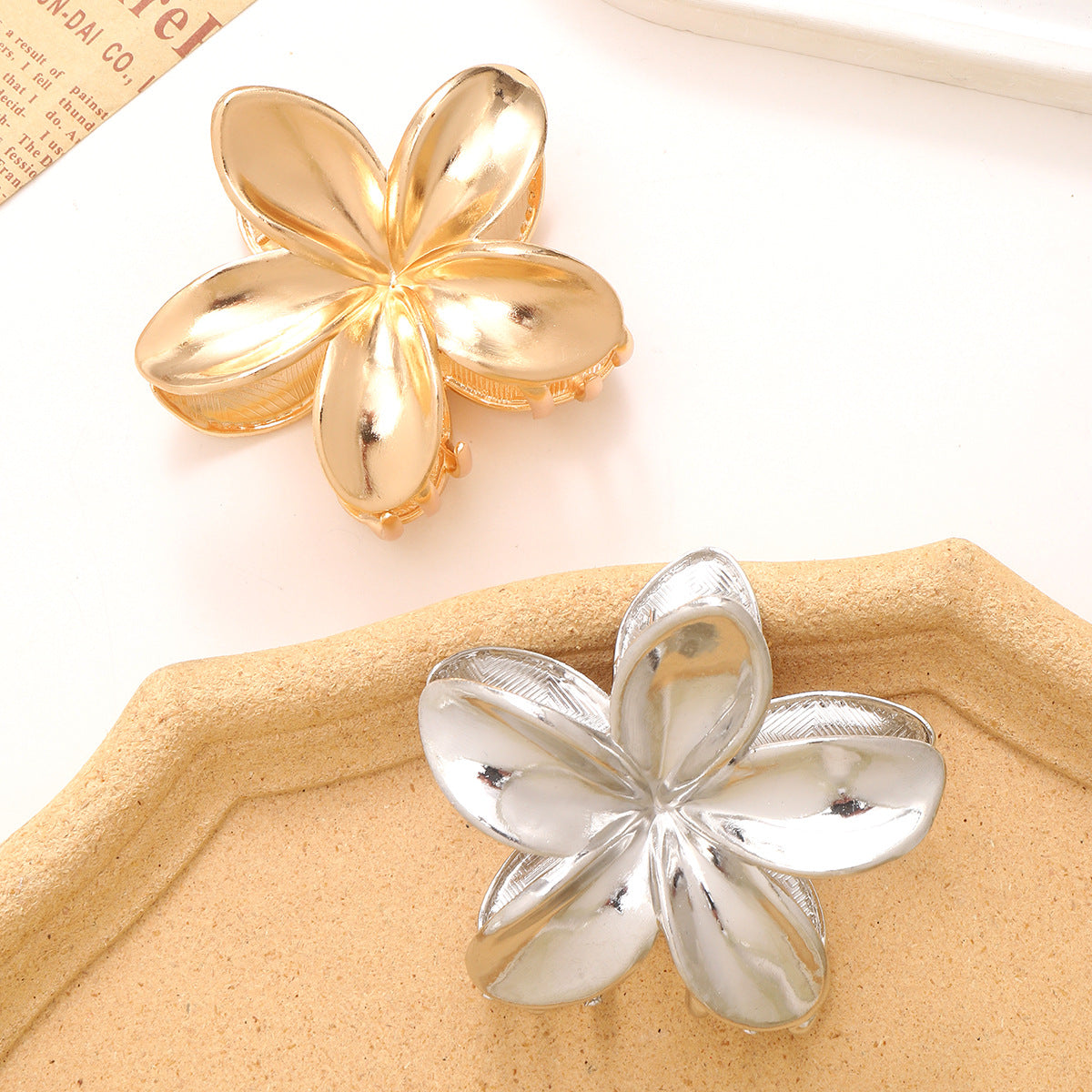 Women's Elegant Sweet Flower Metal Plating Hair Claws