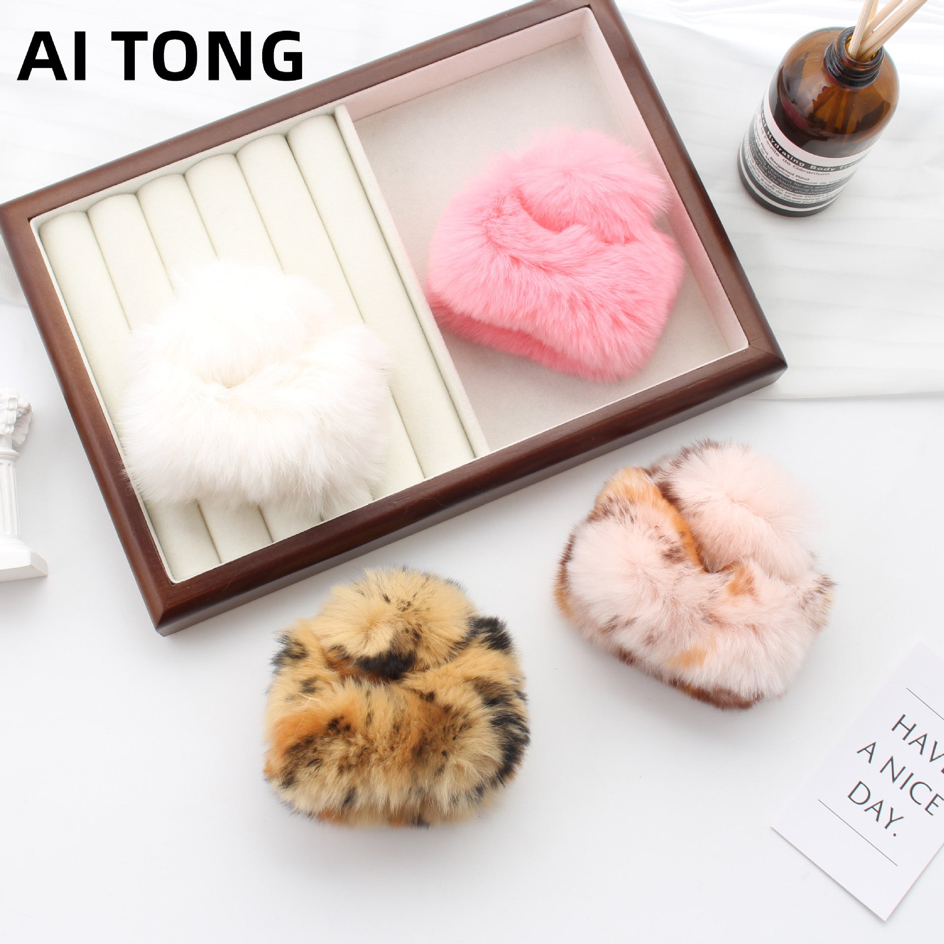 Women's Simple Style Classic Style Solid Color rabbit fur Hair Claws