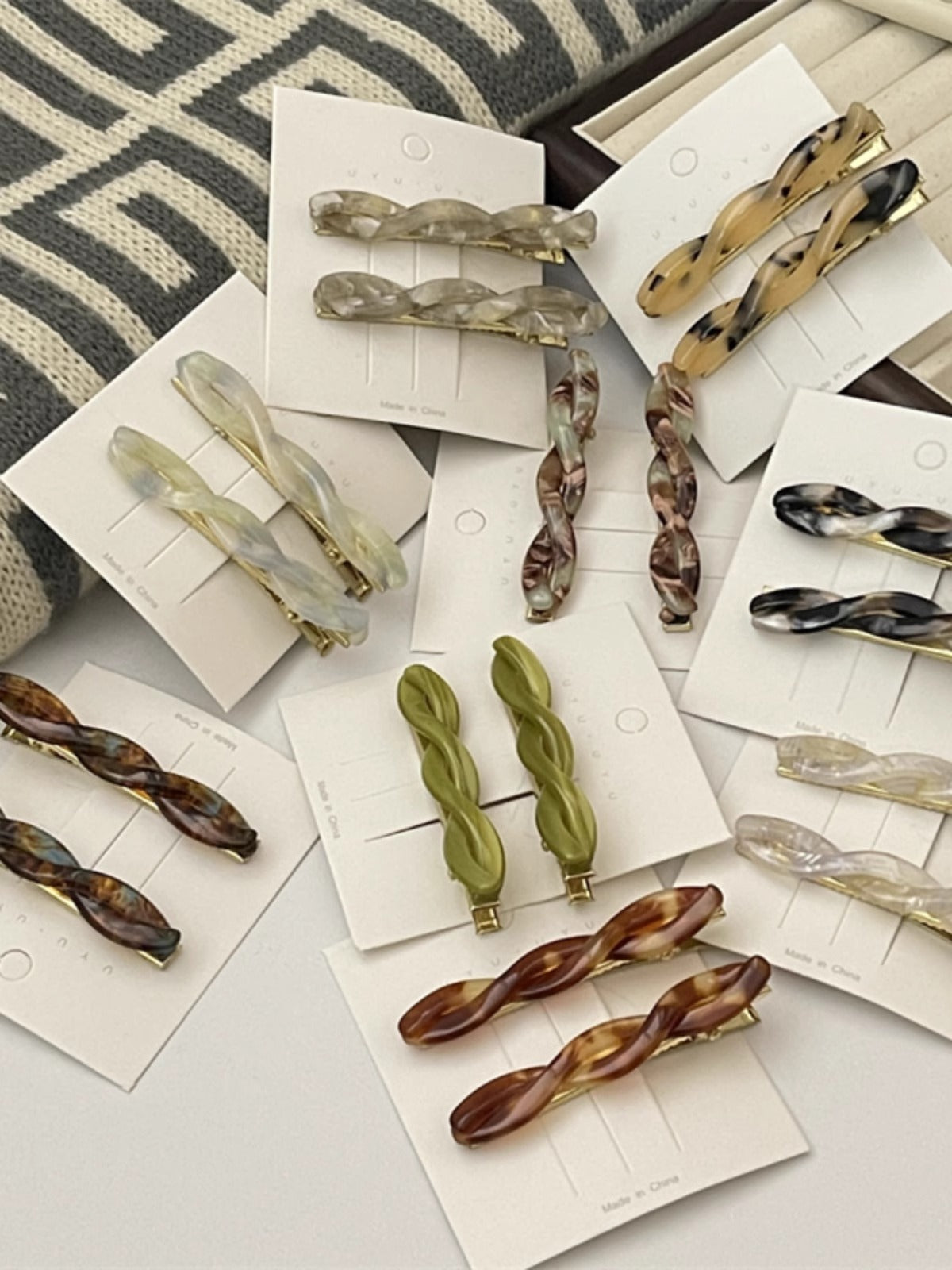 women's simple style twist acetic acid sheets hair clip