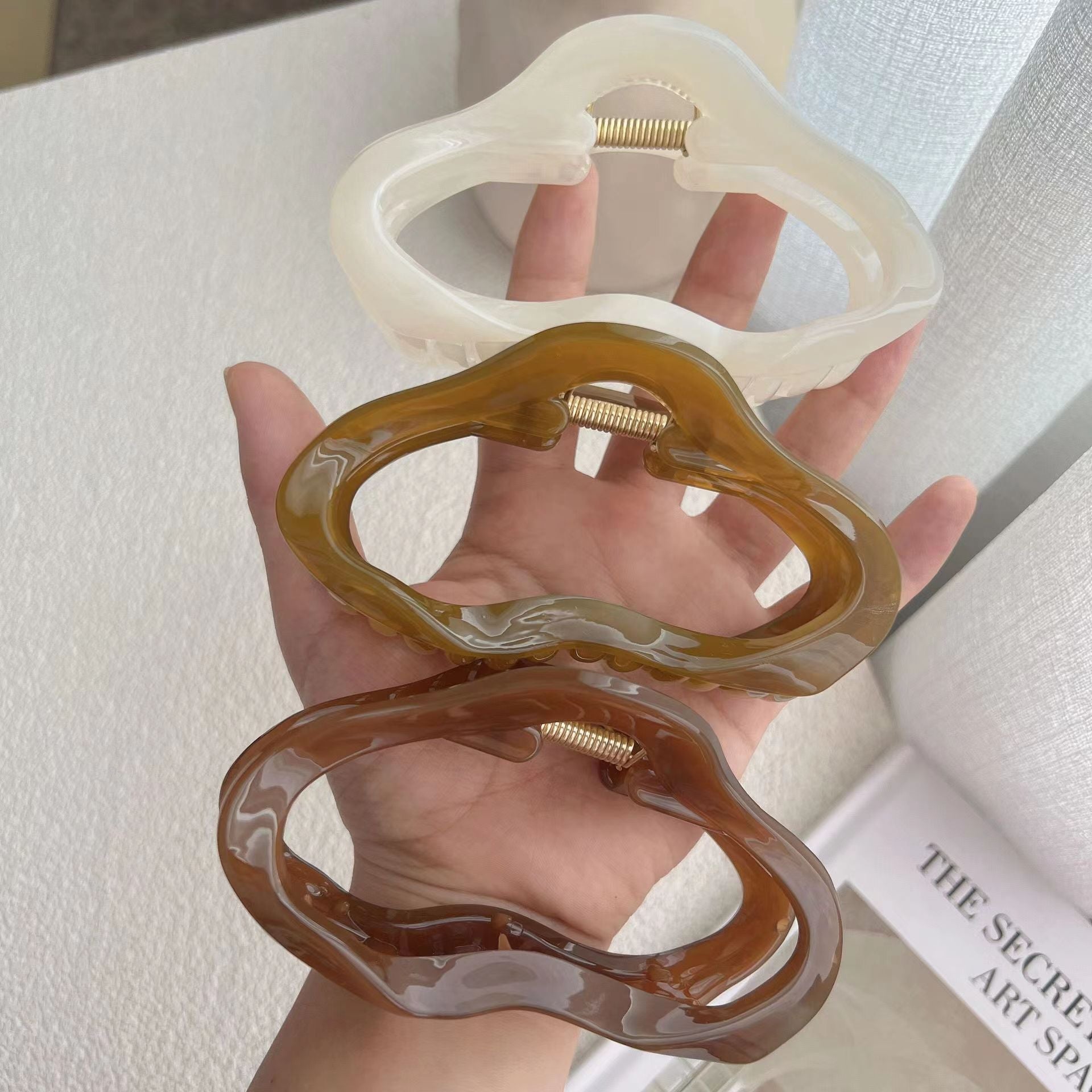 simple style irregular solid color plastic resin hollow out hair claws