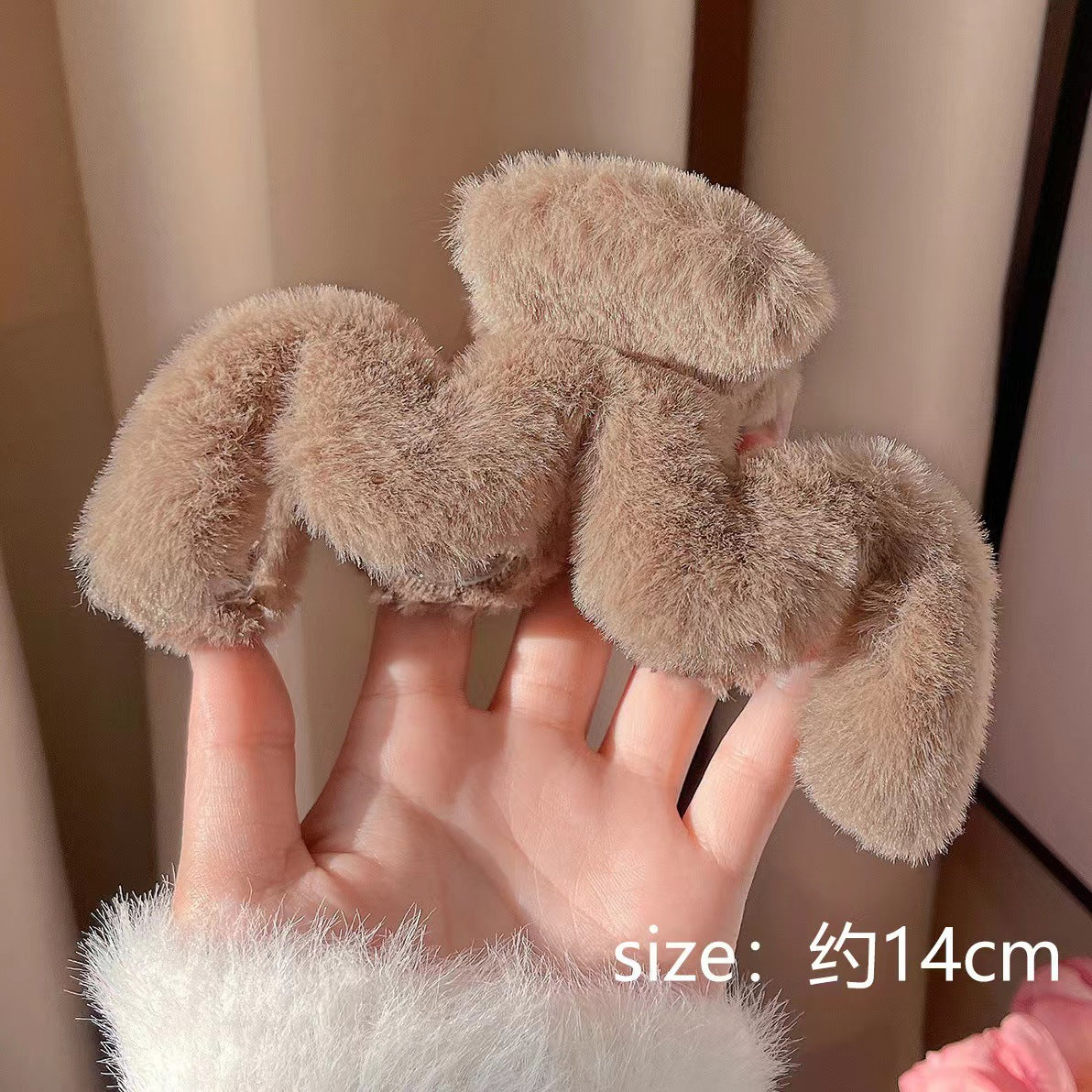 Women's Simple Style Solid Color Plush Hair Claws