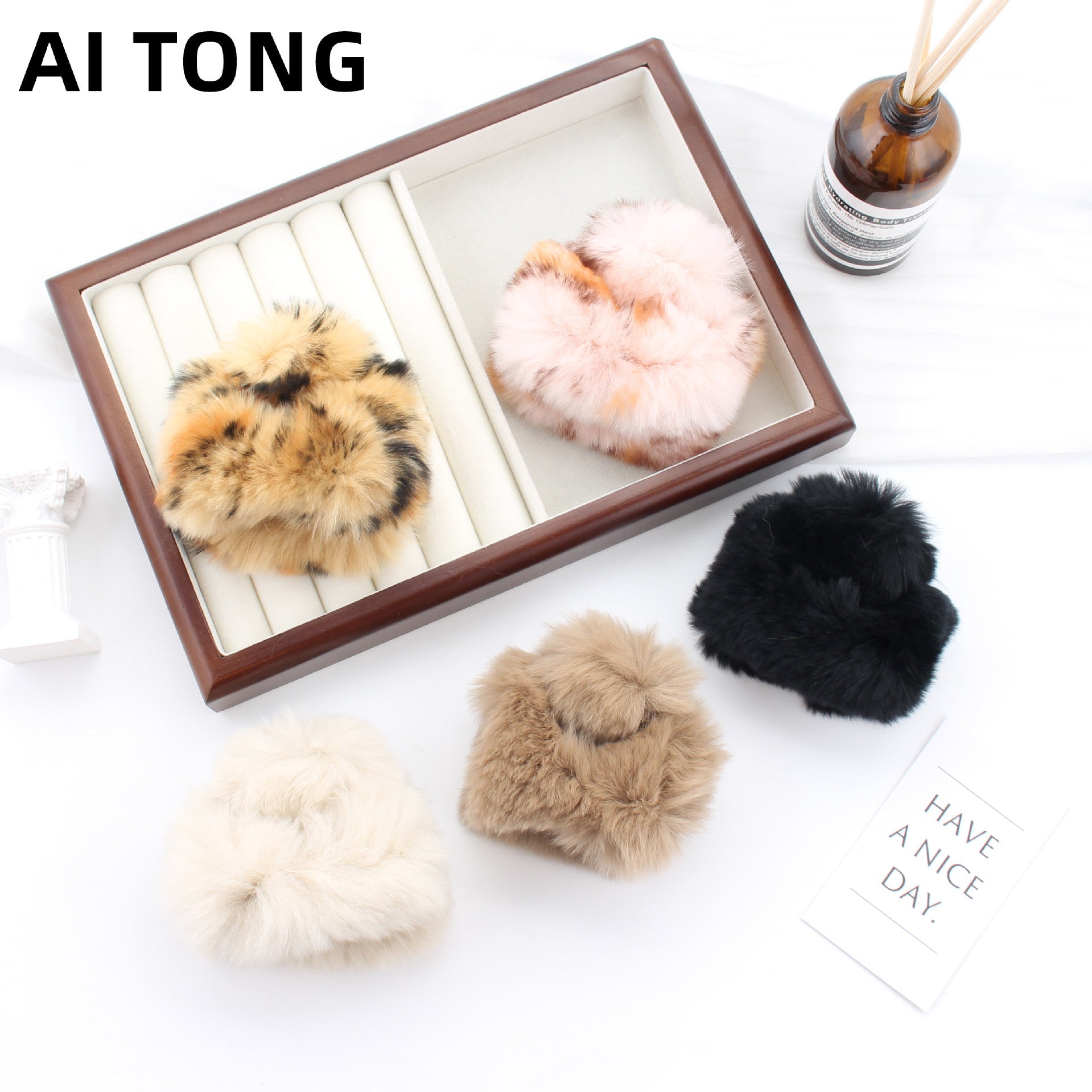 Women's Simple Style Classic Style Solid Color rabbit fur Hair Claws