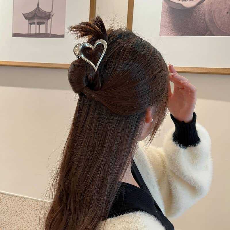Women's Simple Style Heart Shape Metal Hair Claws