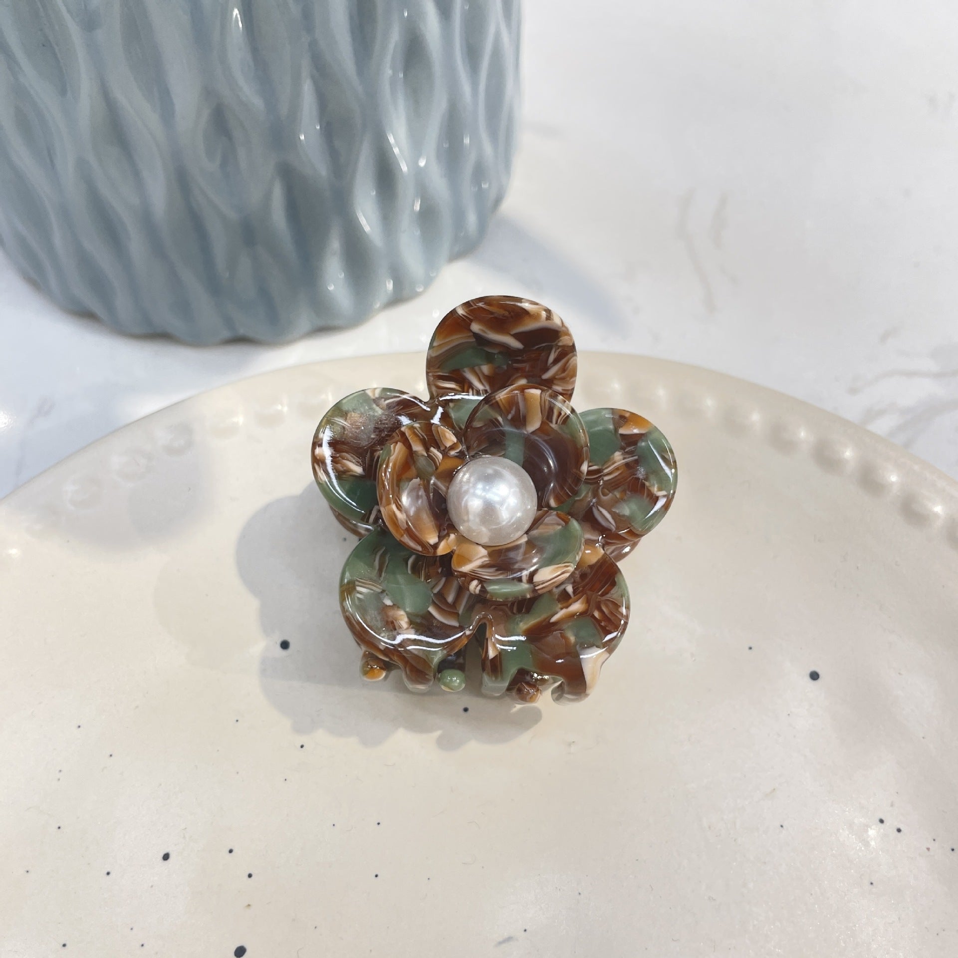 Women's Elegant Simple Style Flower Acetic acid sheets Inlay Artificial Pearls Hair Claws