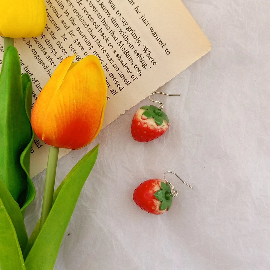 Cute age-reducing ~ 925 silver needle small strawberry earrings female temperament   sweet earrings live