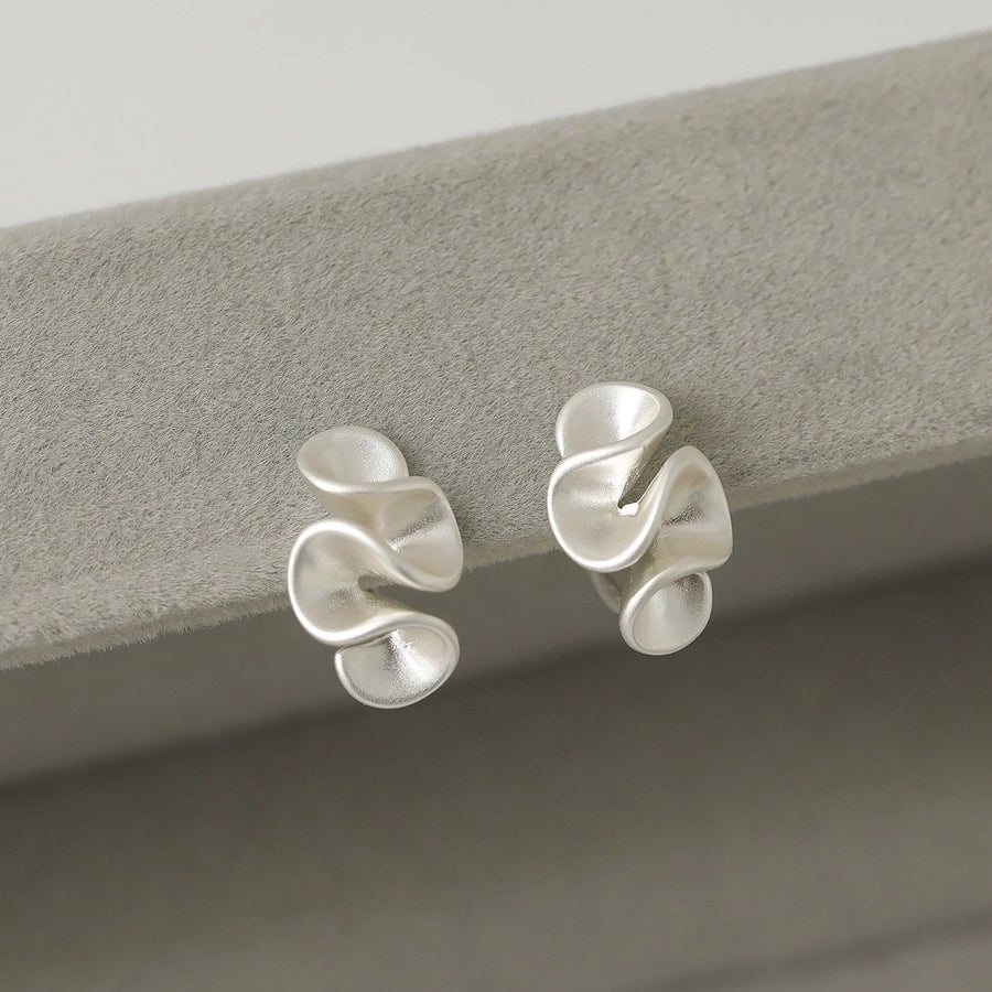 [Cream Flower] Invisible One-piece Clip Japanese Fog Flower Mosquito Incense Plate Ear Clip No Ear Holes Female Niche Earrings