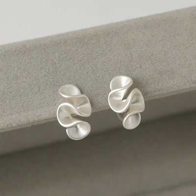 [Cream Flower] Invisible One-piece Clip Japanese Fog Flower Mosquito Incense Plate Ear Clip No Ear Holes Female Niche Earrings