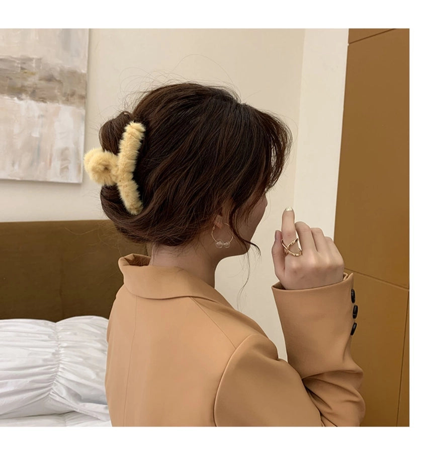 Korean Simple Plush Grab Clip Girl Autumn and Winter New Back Head Hair Clip Elegant Hair Grab Shark Clip Hair Accessories
