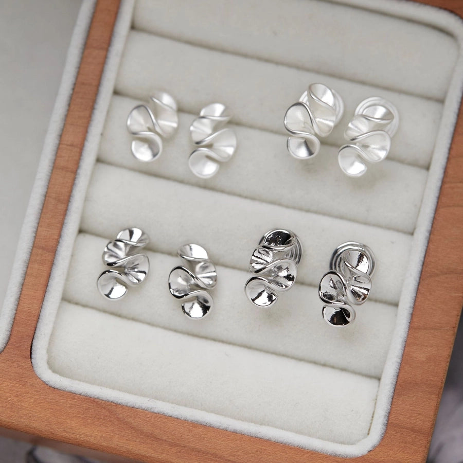 [Cream Flower] Invisible One-piece Clip Japanese Fog Flower Mosquito Incense Plate Ear Clip No Ear Holes Female Niche Earrings