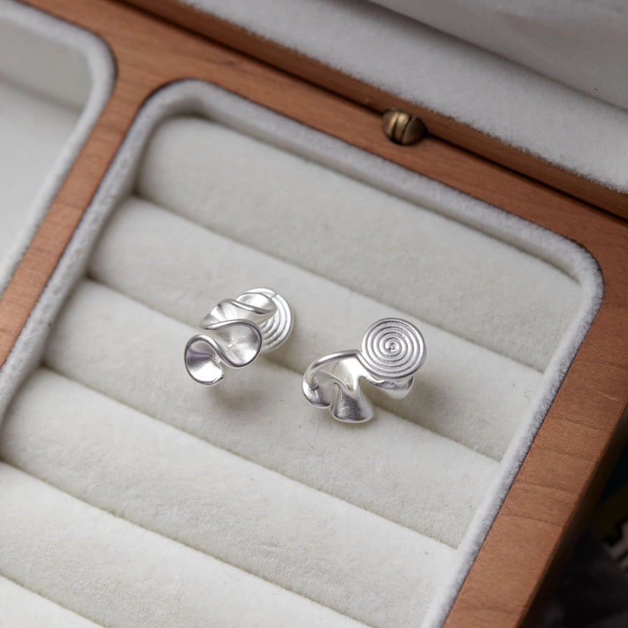 [Cream Flower] Invisible One-piece Clip Japanese Fog Flower Mosquito Incense Plate Ear Clip No Ear Holes Female Niche Earrings