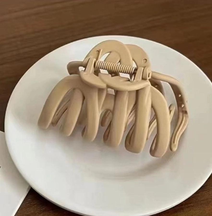 simple style solid color plastic hair claws