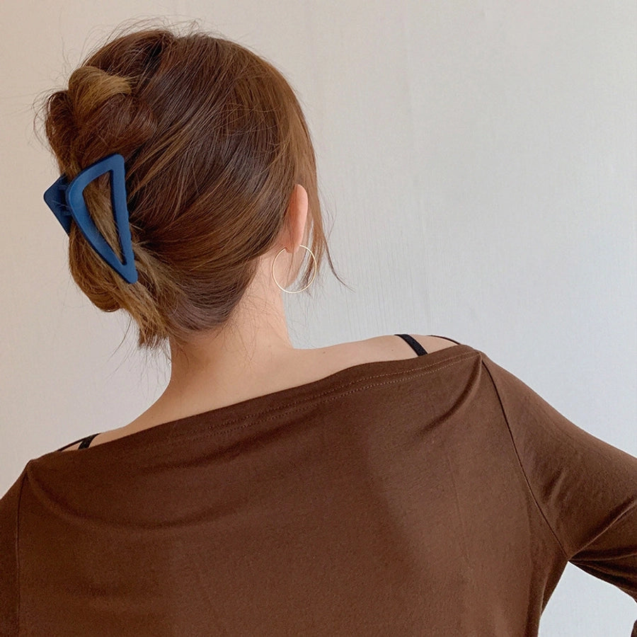 women's simple style triangle plastic hair claws