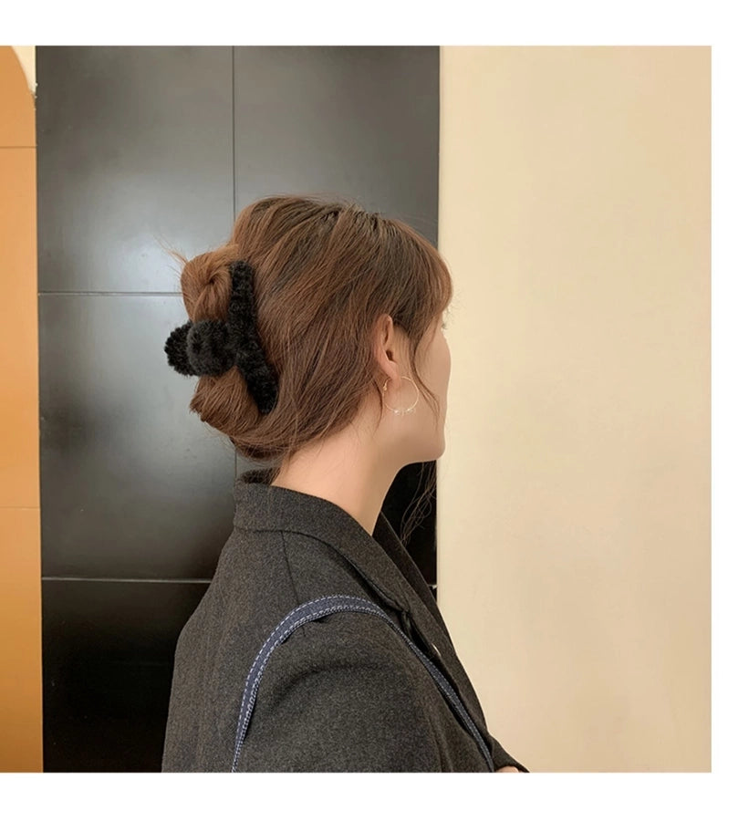 Korean Simple Plush Grab Clip Girl Autumn and Winter New Back Head Hair Clip Elegant Hair Grab Shark Clip Hair Accessories