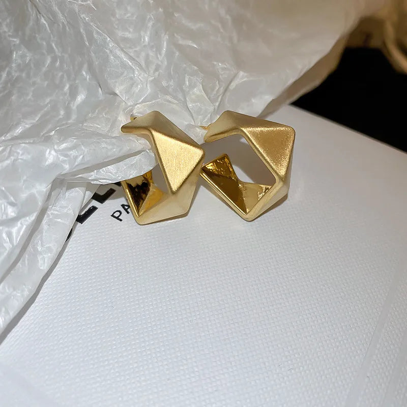 retro c shape solid color metal plating women's earrings 1 pair