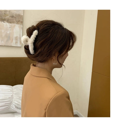 Korean Simple Plush Grab Clip Girl Autumn and Winter New Back Head Hair Clip Elegant Hair Grab Shark Clip Hair Accessories