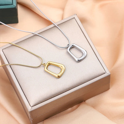 Jewelry Cute Queen Bridal Letter 316 Stainless Steel  18K Gold Plated Pendant Necklace