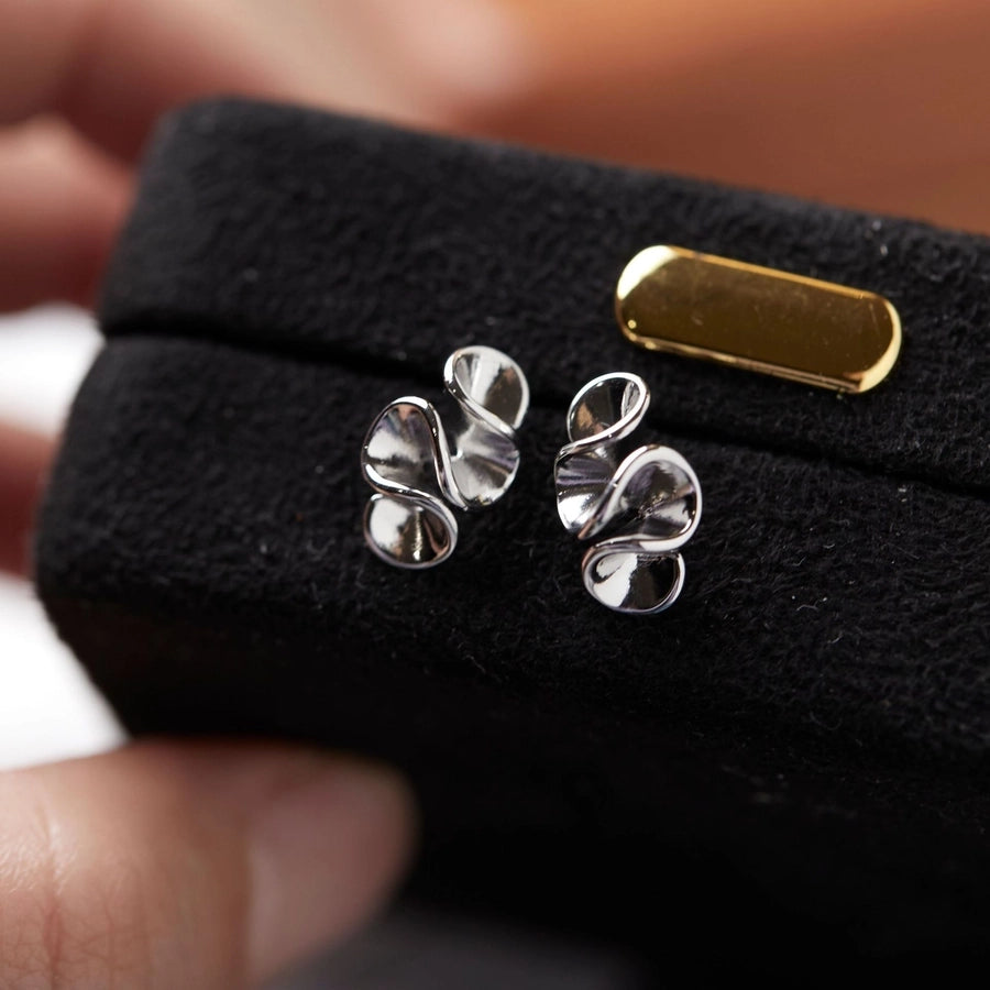 [Cream Flower] Invisible One-piece Clip Japanese Fog Flower Mosquito Incense Plate Ear Clip No Ear Holes Female Niche Earrings