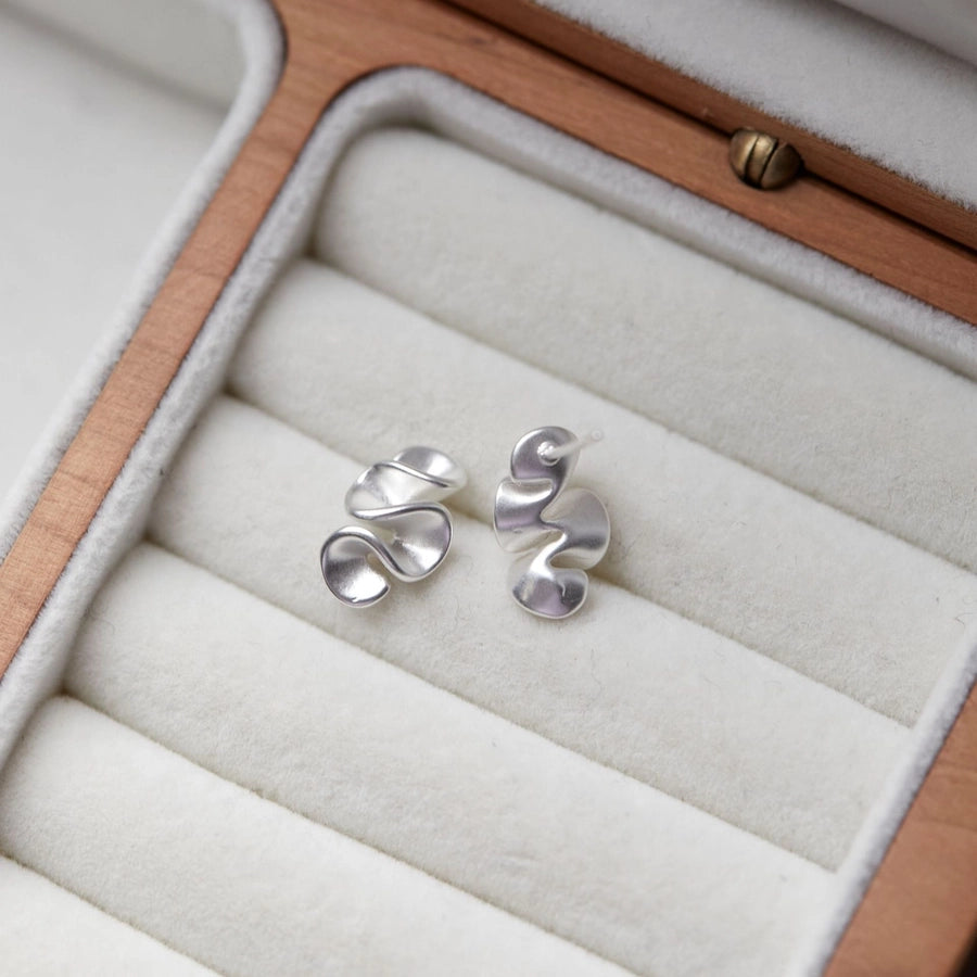 [Cream Flower] Invisible One-piece Clip Japanese Fog Flower Mosquito Incense Plate Ear Clip No Ear Holes Female Niche Earrings