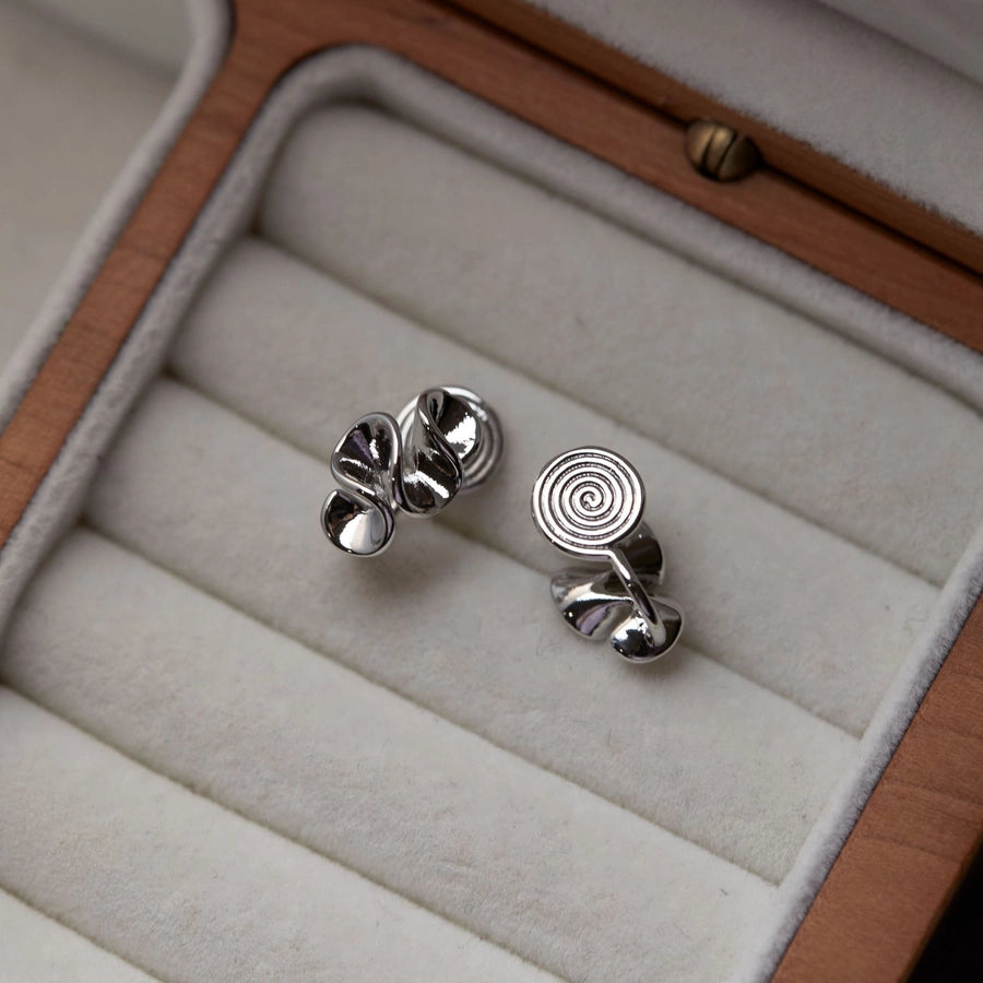 [Cream Flower] Invisible One-piece Clip Japanese Fog Flower Mosquito Incense Plate Ear Clip No Ear Holes Female Niche Earrings