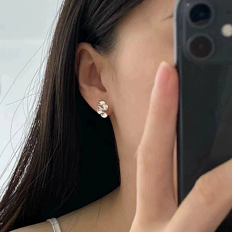 [Cream Flower] Invisible One-piece Clip Japanese Fog Flower Mosquito Incense Plate Ear Clip No Ear Holes Female Niche Earrings