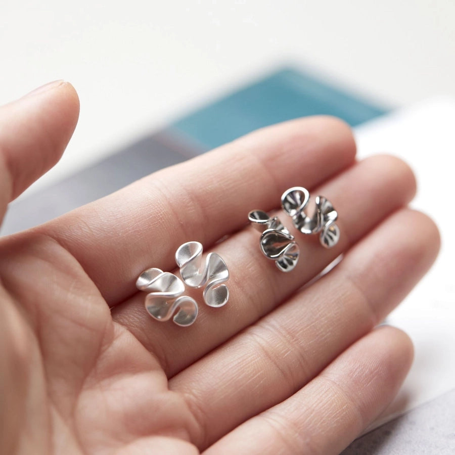[Cream Flower] Invisible One-piece Clip Japanese Fog Flower Mosquito Incense Plate Ear Clip No Ear Holes Female Niche Earrings