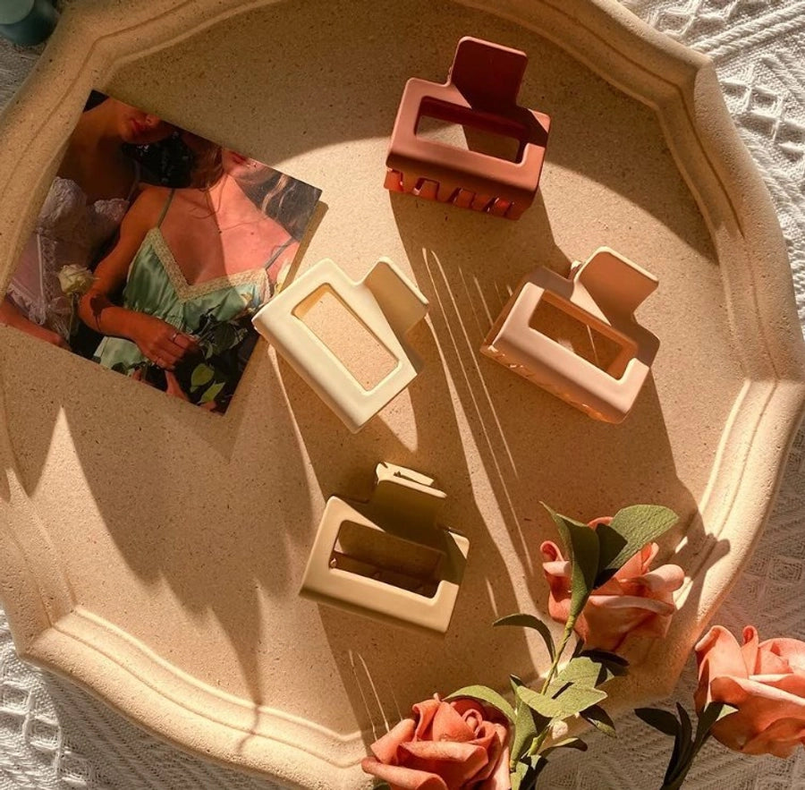 lady solid color plastic resin stoving varnish hair claws