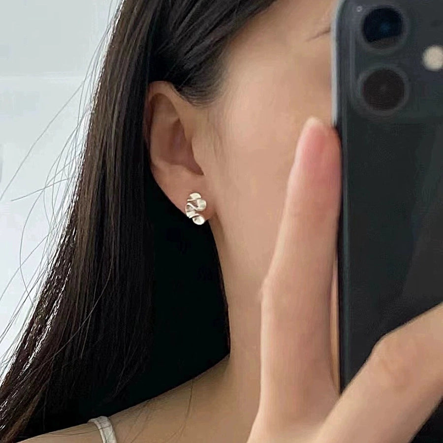 [Cream Flower] Invisible One-piece Clip Japanese Fog Flower Mosquito Incense Plate Ear Clip No Ear Holes Female Niche Earrings