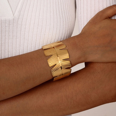 IG Style Exaggerated Classic Style Solid Color Feather Flower 201 Stainless Steel 18K Gold Plated Wide Bracelet In Bulk