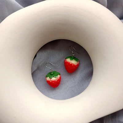 Cute age-reducing ~ 925 silver needle small strawberry earrings female temperament   sweet earrings live
