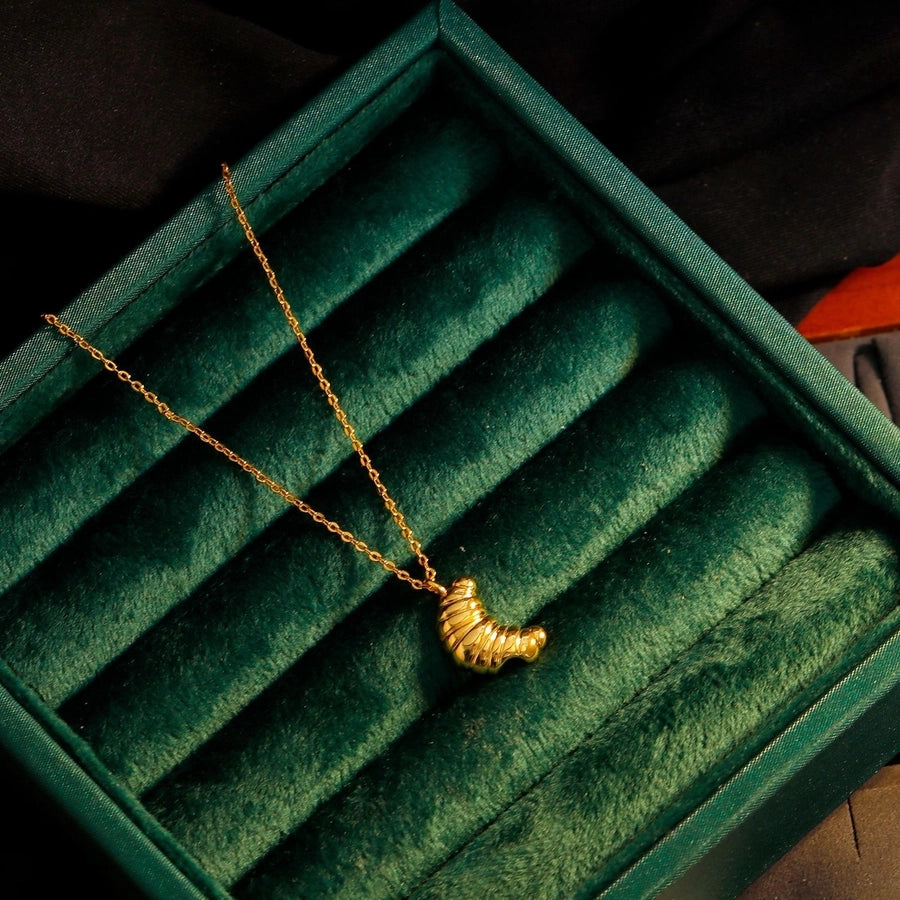 Copper 18K Gold Plated Ruched Chain Horns Pendant Necklace