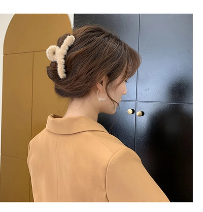 Korean Simple Plush Grab Clip Girl Autumn and Winter New Back Head Hair Clip Elegant Hair Grab Shark Clip Hair Accessories